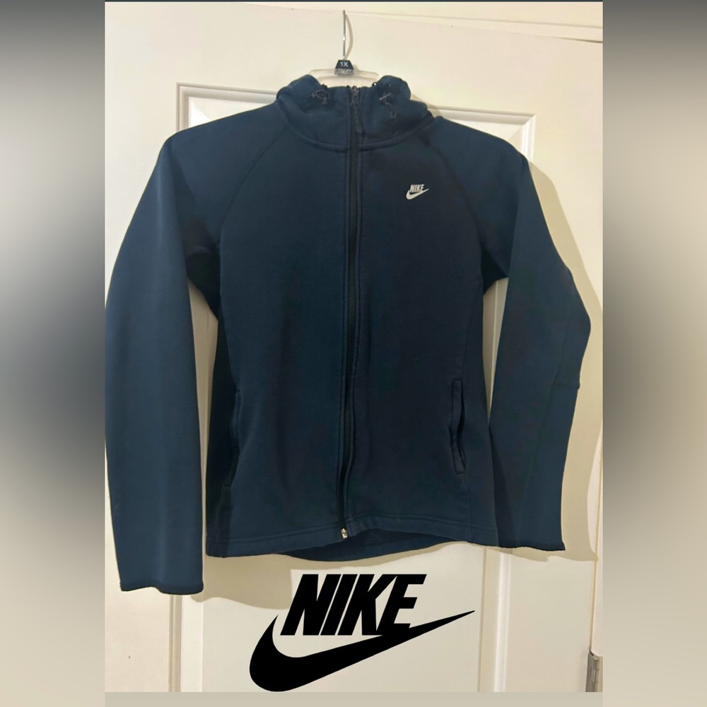 Women's Nike Tech Fleece, it’s giving Lululemon define jacket fit. Size Medium